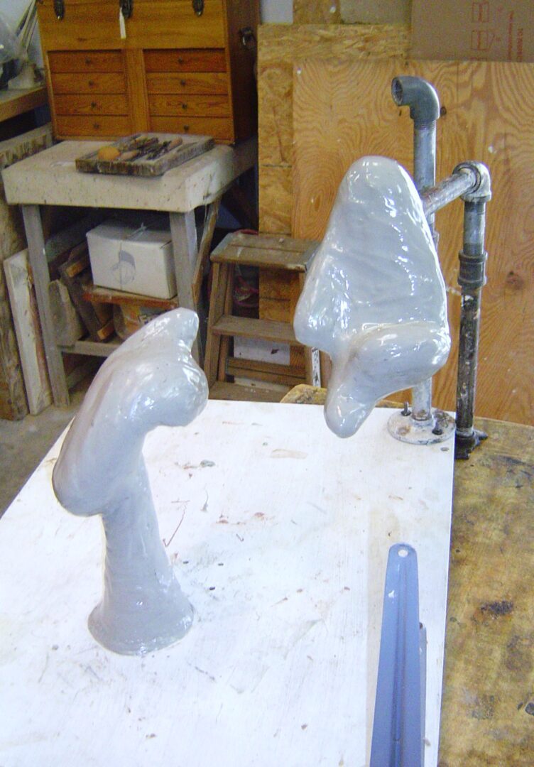 Making a sculpture of a cat sitting on a table with the help of a Mother Mold.